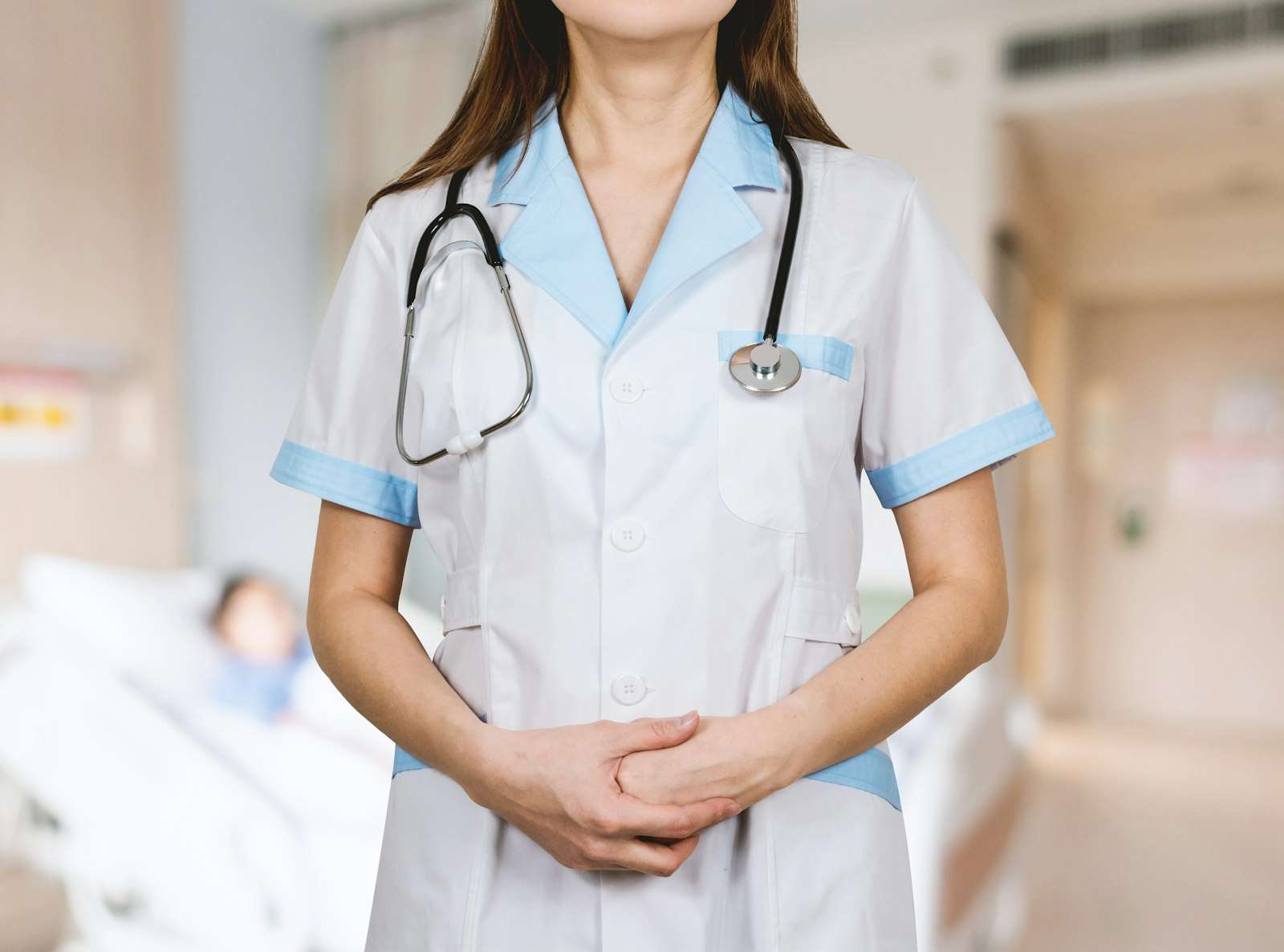 Médecin en blouse blanche avec stéthoscope